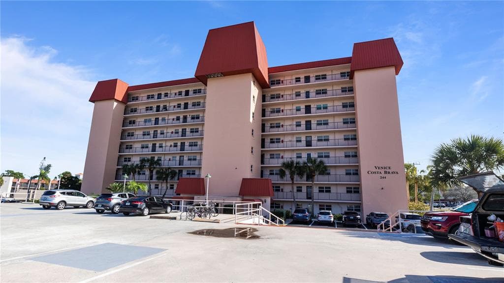 244 SAINT AUGUSTINE UNIT 303 - 2bd/2ba - $250,000 - VENICE, FL