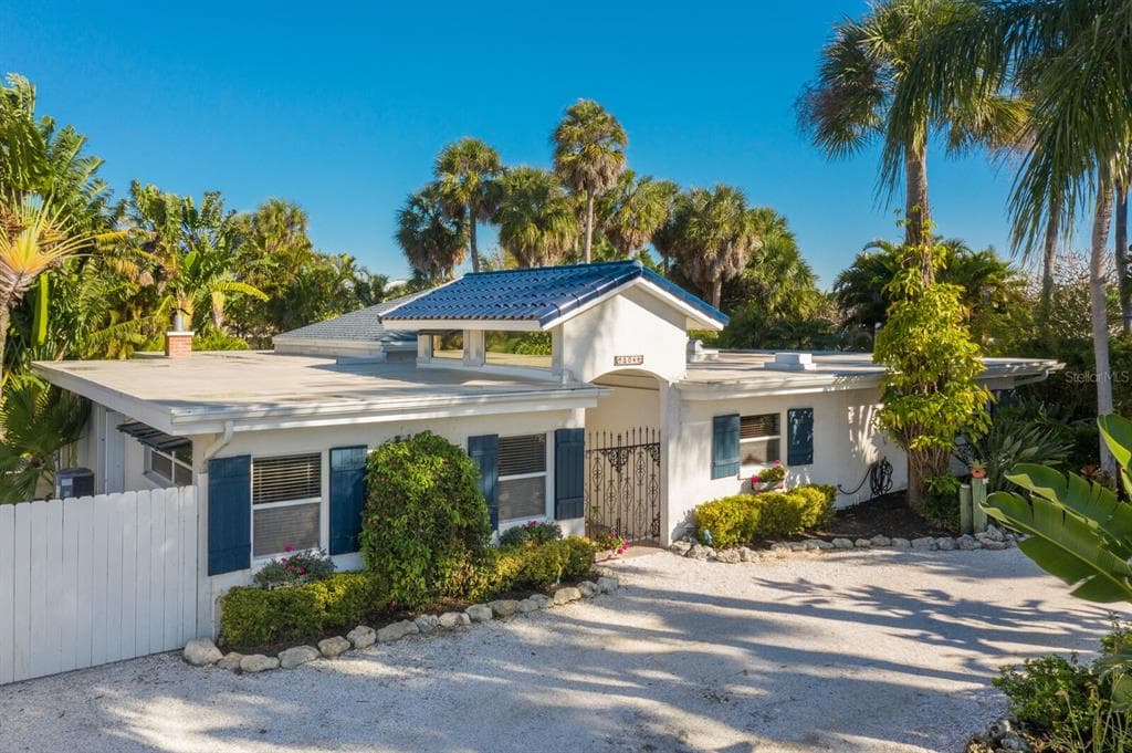 504 71ST STREET - 4bd/3ba - $1,695,000 - HOLMES BEACH, FL