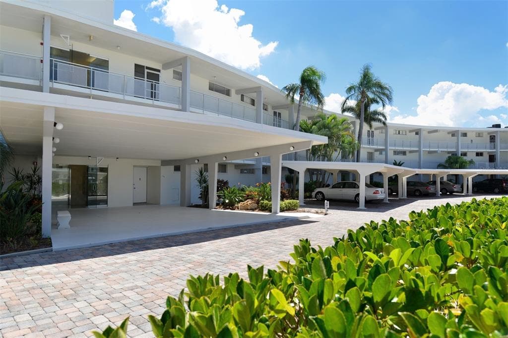 100 SANDS POINT ROAD UNIT 324 - 3bd/2ba - $987,000 - LONGBOAT KEY, FL