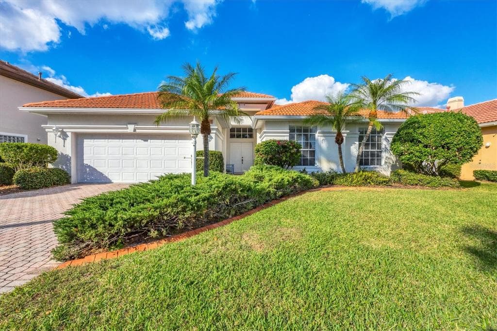 6847 BAY HILL DRIVE - 3bd/2ba - $529,000 - LAKEWOOD RANCH, FL