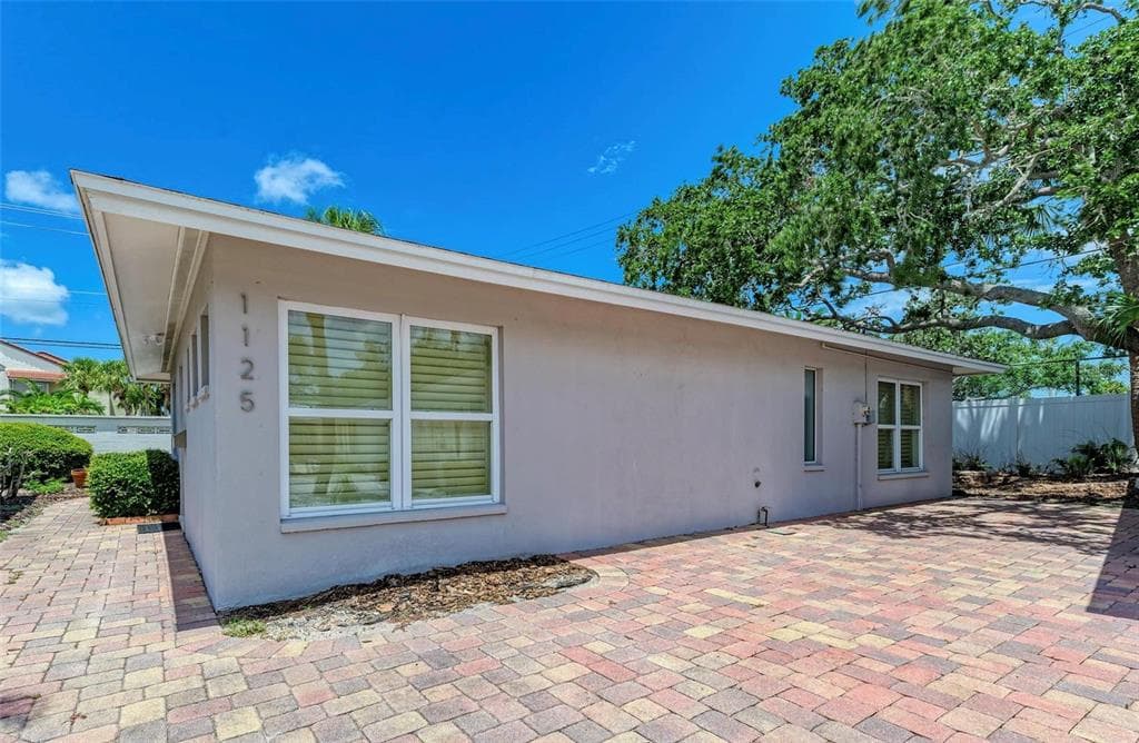 1125 N MOONMIST COURT UNIT L5 - 2bd/2ba - $499,000 - SARASOTA, FL