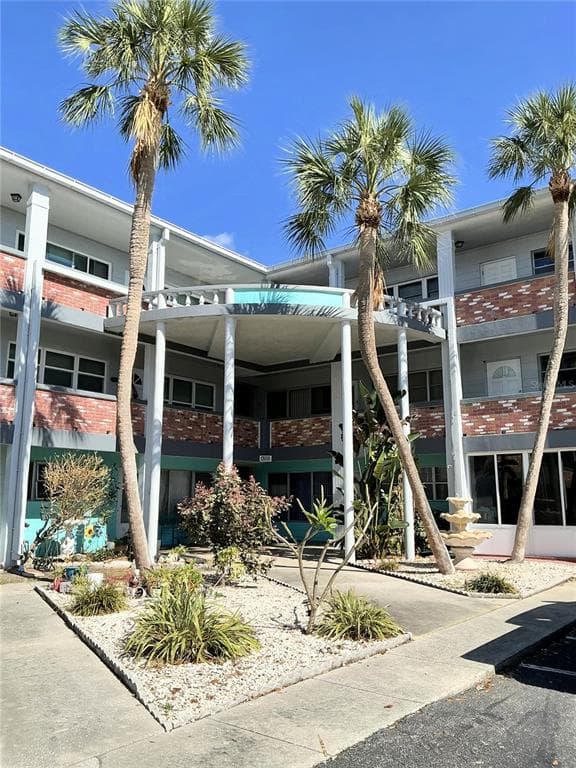 4300 58TH STREET N UNIT 1909 - 2bd/2ba - $129,900 - KENNETH CITY, FL