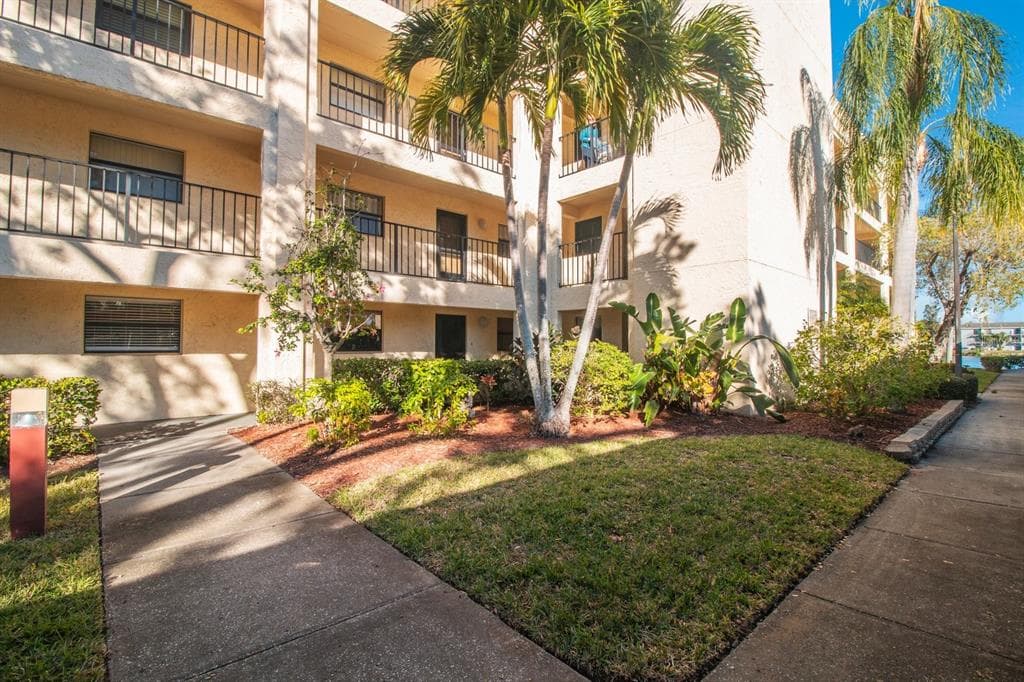 11485 OAKHURST ROAD UNIT A301 - 2bd/2ba - $199,000 - LARGO, FL