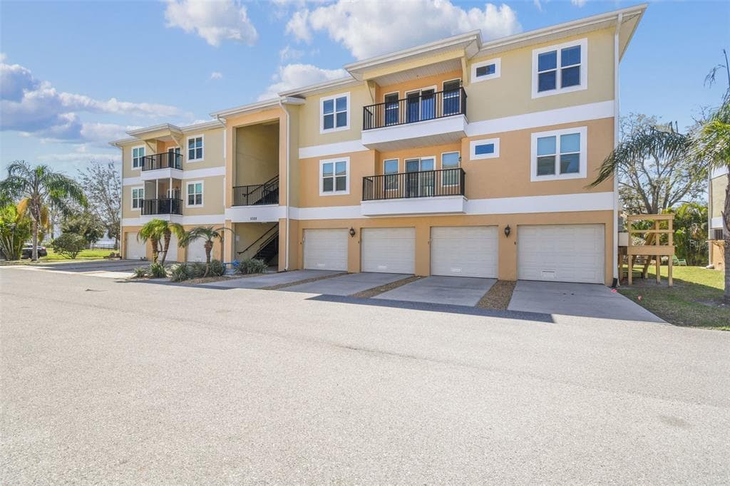 5088 ROYAL PALMS WAY UNIT 304 - 3bd/2ba - $267,900 - NEW PORT RICHEY, FL