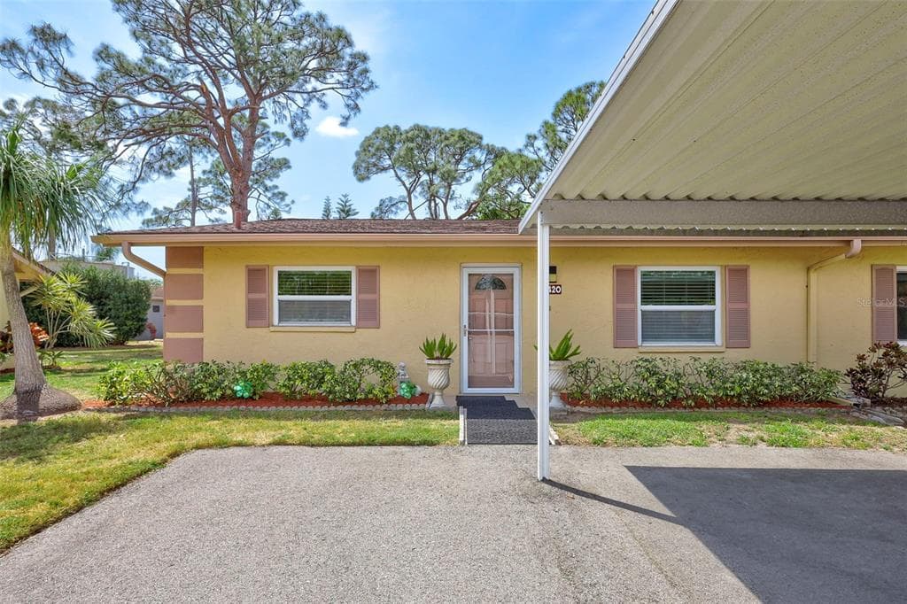 4420 TECUMSEH TRAIL UNIT 38 - 2bd/2ba - $217,000 - SARASOTA, FL
