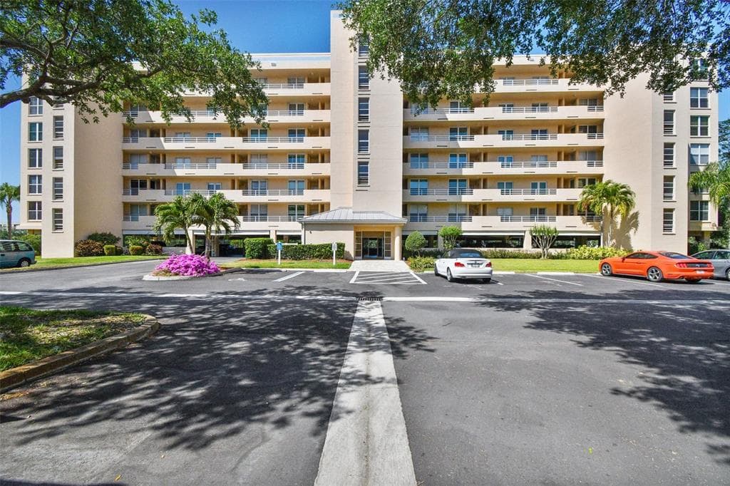 4460 FAIRWAYS BLVD #604 BOULEVARD UNIT 604 - 2bd/2ba - $259,000 - BRADENTON, FL