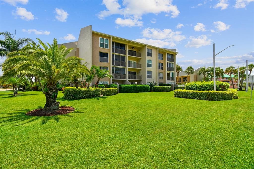 845 BENJAMIN FRANKLIN DRIVE UNIT 101 - 2bd/2ba - $575,000 - SARASOTA, FL