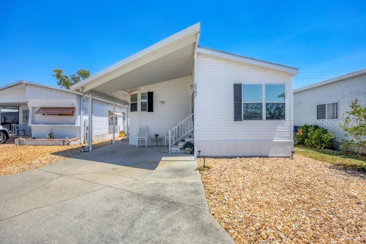 6507 WASHINGTON STREET - 2bd/2ba - $215,000 - BRADENTON, FL