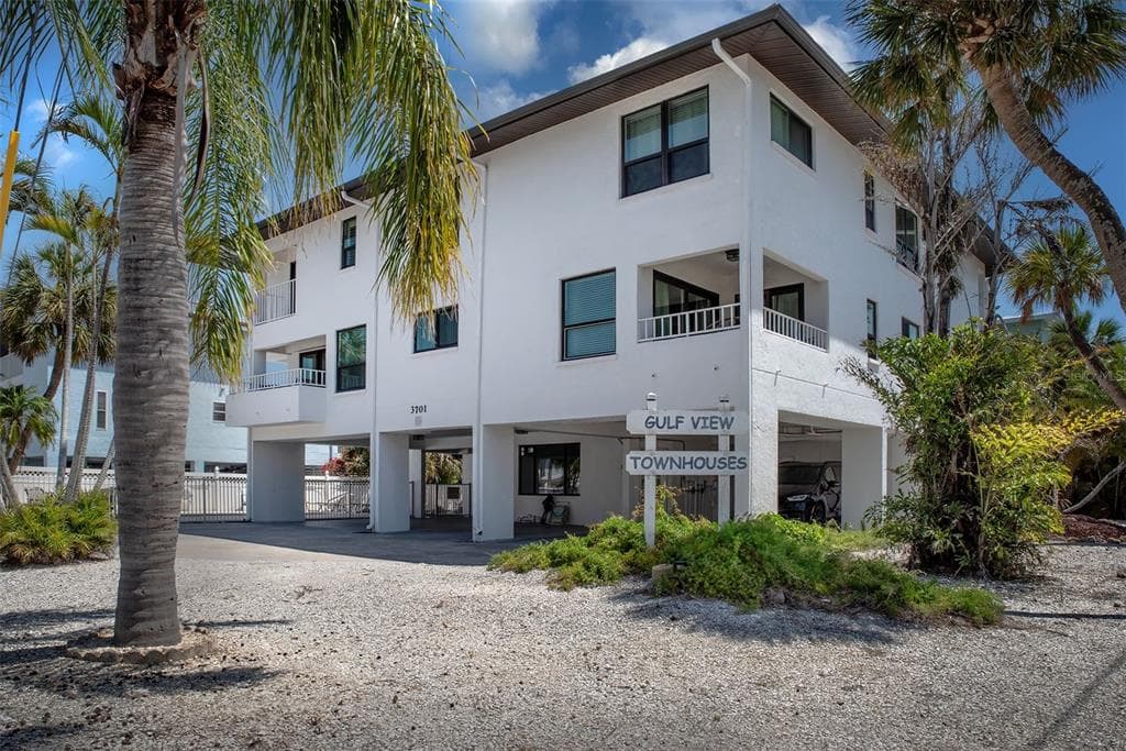 3701 5TH AVENUE UNIT 1 - 2bd/3ba - $825,000 - HOLMES BEACH, FL