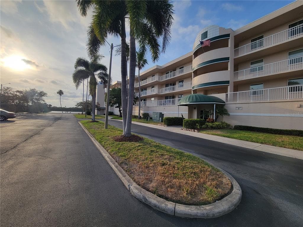 6315 SHORELINE DRIVE UNIT 3107 - 2bd/2ba - $289,000 - ST PETERSBURG, FL