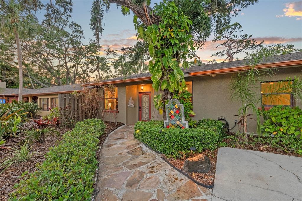 941 VIRGINIA DRIVE - 6bd/4ba - $1,595,000 - SARASOTA, FL