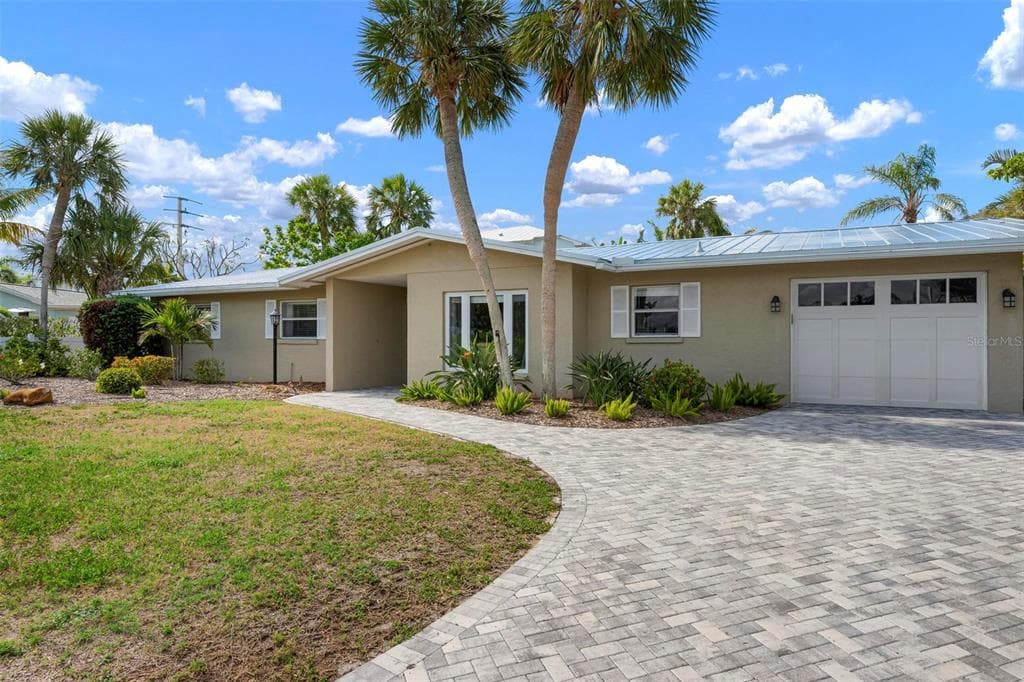 602 BARONET LANE - 4bd/2ba - $1,325,000 - HOLMES BEACH, FL