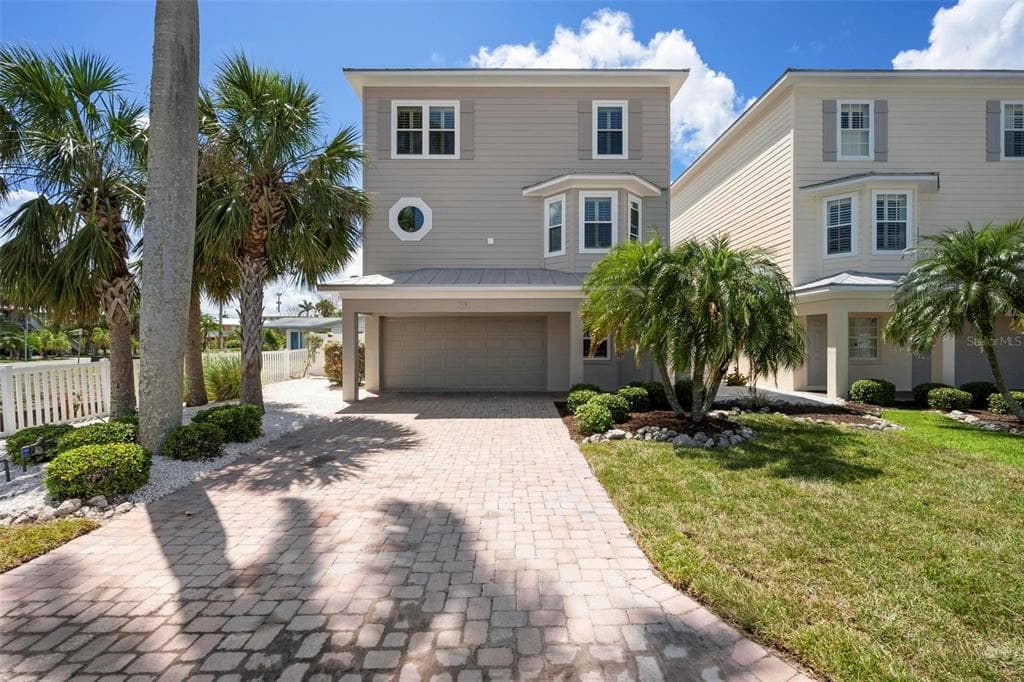 215 65TH STREET - 3bd/3ba - $1,695,000 - HOLMES BEACH, FL