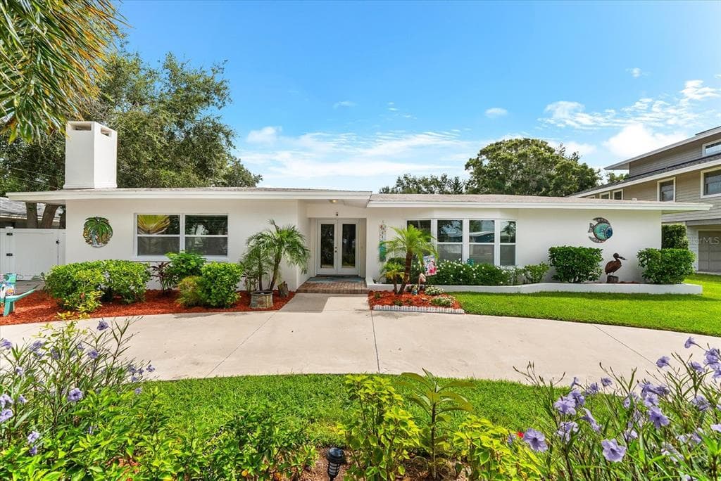 125 CARLYLE DRIVE - 4bd/2ba - $680,000 - PALM HARBOR, FL