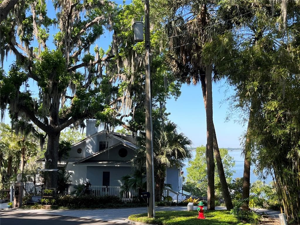 629 HELEN STREET - 3bd/3ba - $1,500,000 - MOUNT DORA, FL