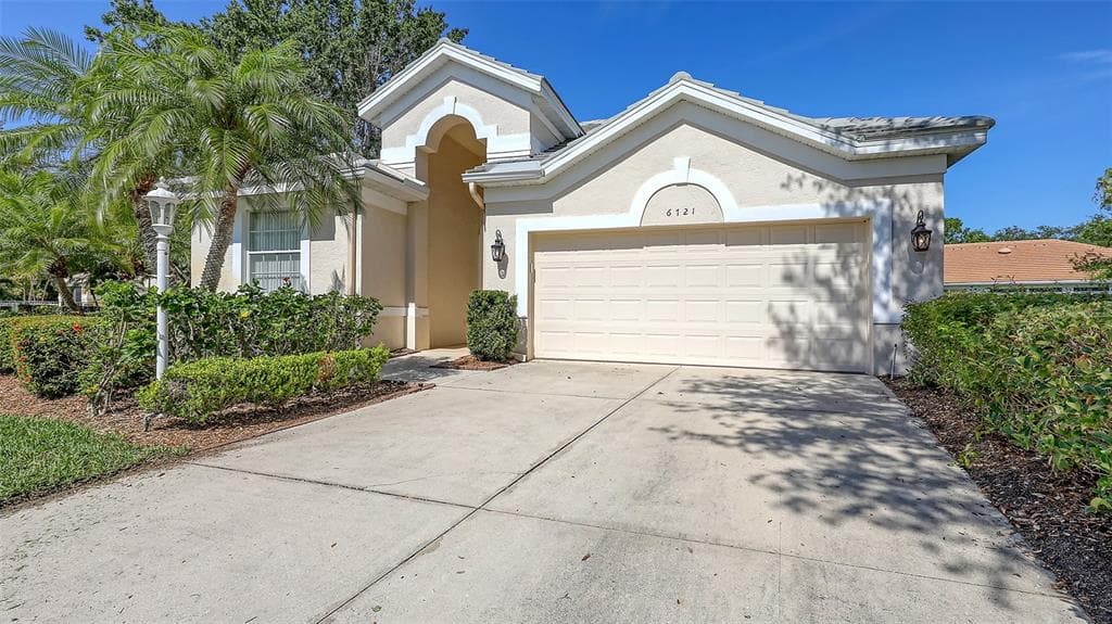 6721 OAK MANOR DRIVE - 3bd/2ba - $499,000 - LAKEWOOD RANCH, FL