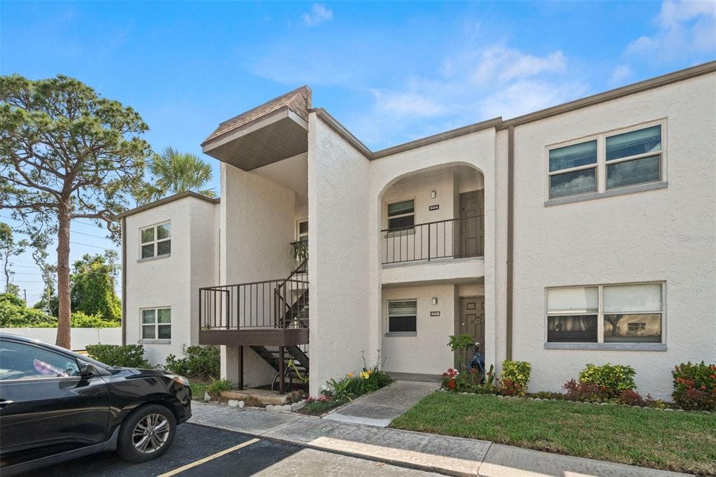 7701 STARKEY ROAD UNIT 504 - 2bd/1ba - $150,000 - SEMINOLE, FL
