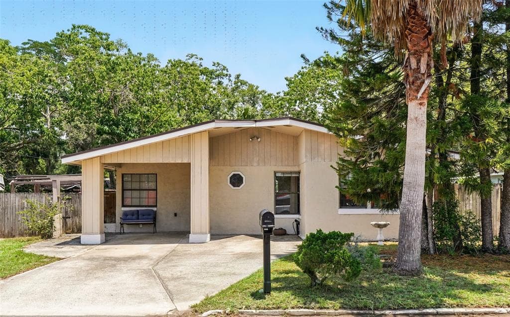 1111 LIBERTY AVENUE - 3bd/2ba - $299,900 - MOUNT DORA, FL