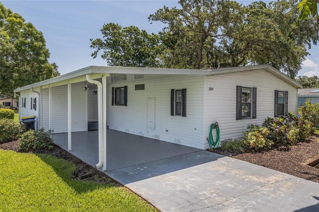 209 SCHOONER AVENUE - 2bd/2ba - $225,000 - EDGEWATER, FL