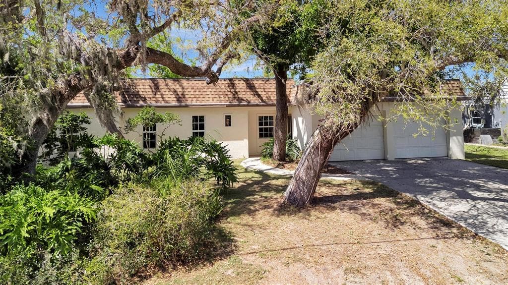 3428 MINEOLA DRIVE - 3bd/2ba - $749,000 - SARASOTA, FL