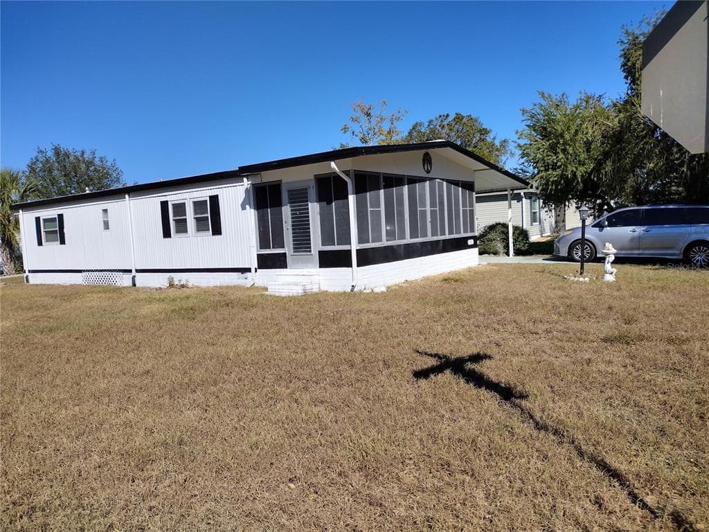925 BEECHWOOD AVENUE - 2bd/2ba - $225,000 - LADY LAKE, FL