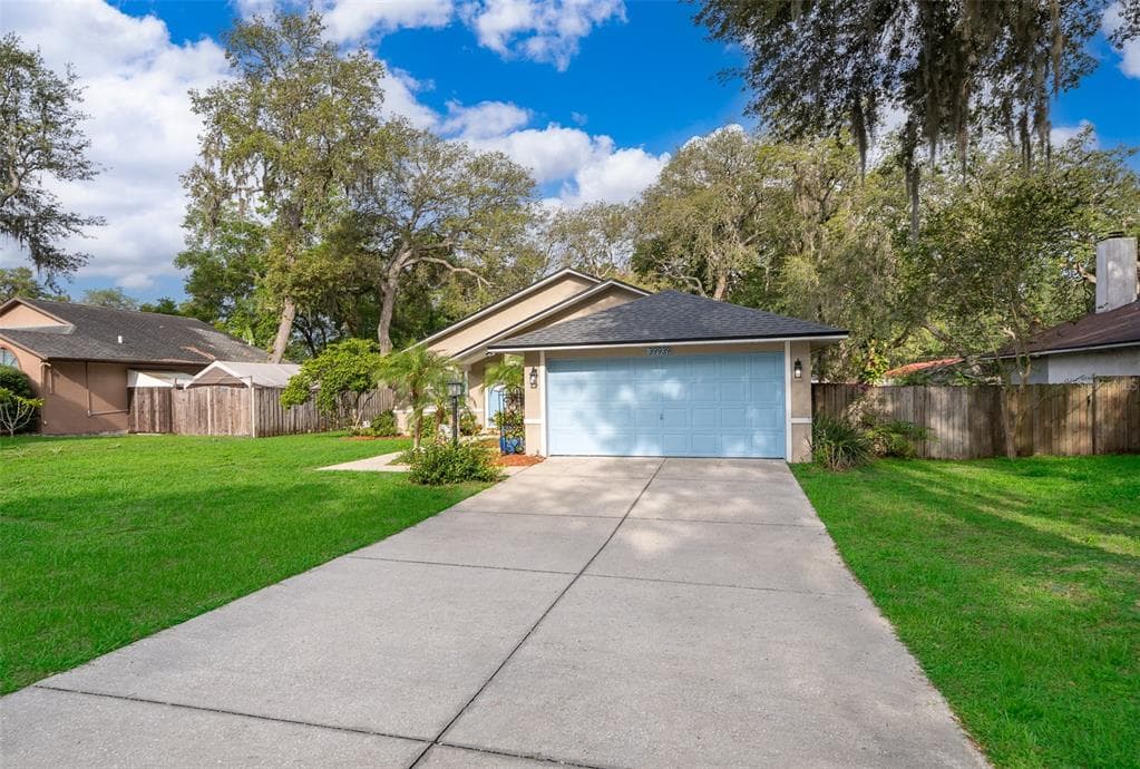 39939 PARKINSONIA STREET - 3bd/2ba - $299,990 - LADY LAKE, FL