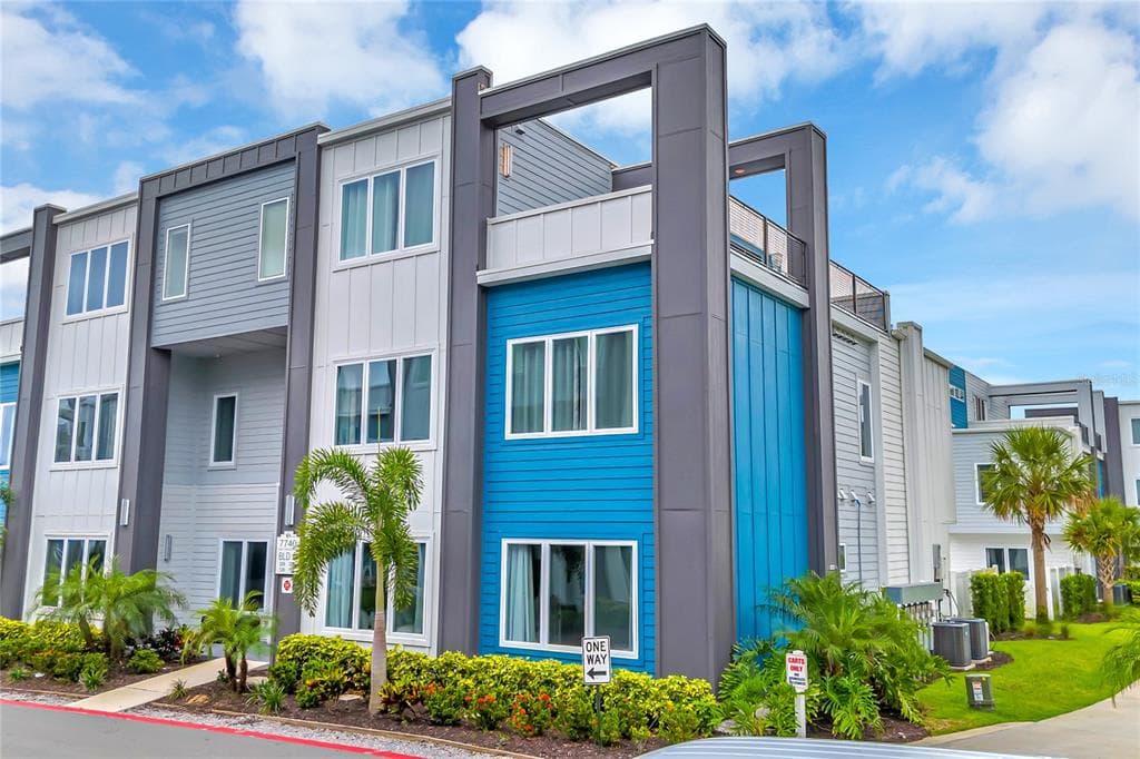 7740 SANDY RIDGE DRIVE UNIT 124 - 3bd/3ba - $290,000 - REUNION, FL