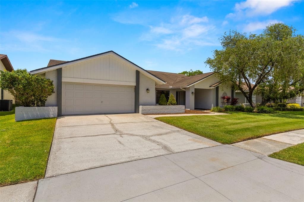 14164 FENNSBURY DRIVE - 3bd/2ba - $645,000 - TAMPA, FL