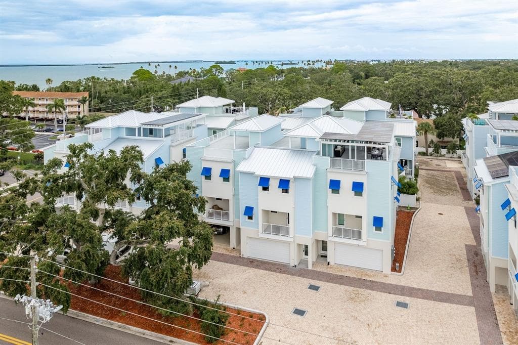 1413 BAYSHORE BOULEVARD UNIT 11 - 3bd/3ba - $1,375,000 - DUNEDIN, FL