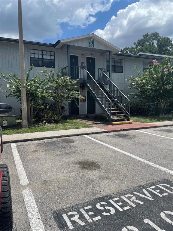 203 PINE VIOLET COURT UNIT 202 - 2bd/1ba - $115,000 - TAMPA, FL