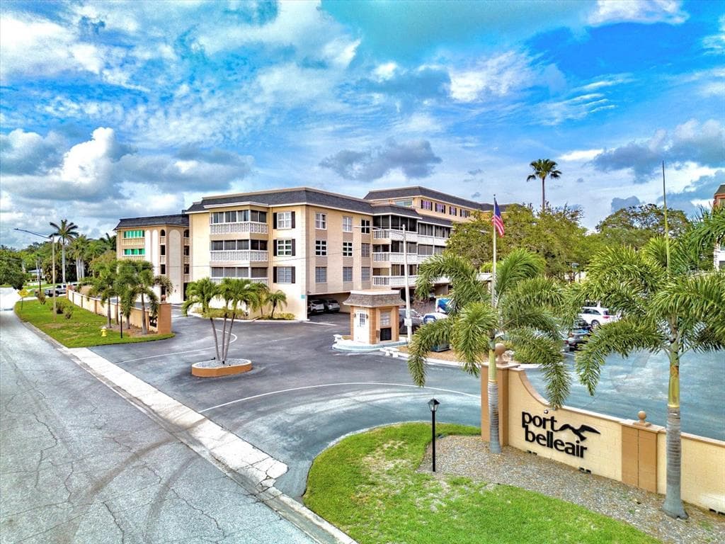 139 BLUFF VIEW DRIVE UNIT 405 - 2bd/2ba - $399,900 - BELLEAIR BLUFFS, FL