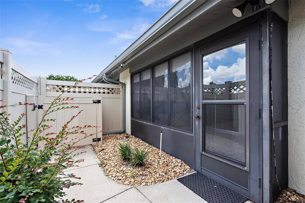 2915 29TH AVENUE W - 2bd/2ba - $160,000 - BRADENTON, FL