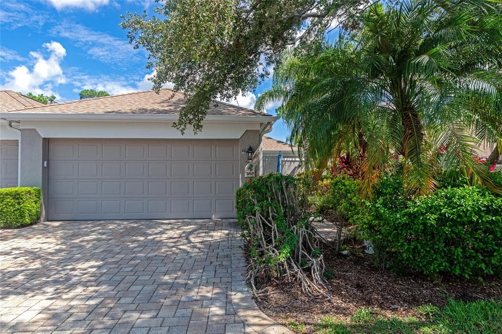 5417 CHAMPAGNE UNIT 63 - 3bd/2ba - $399,000 - SARASOTA, FL