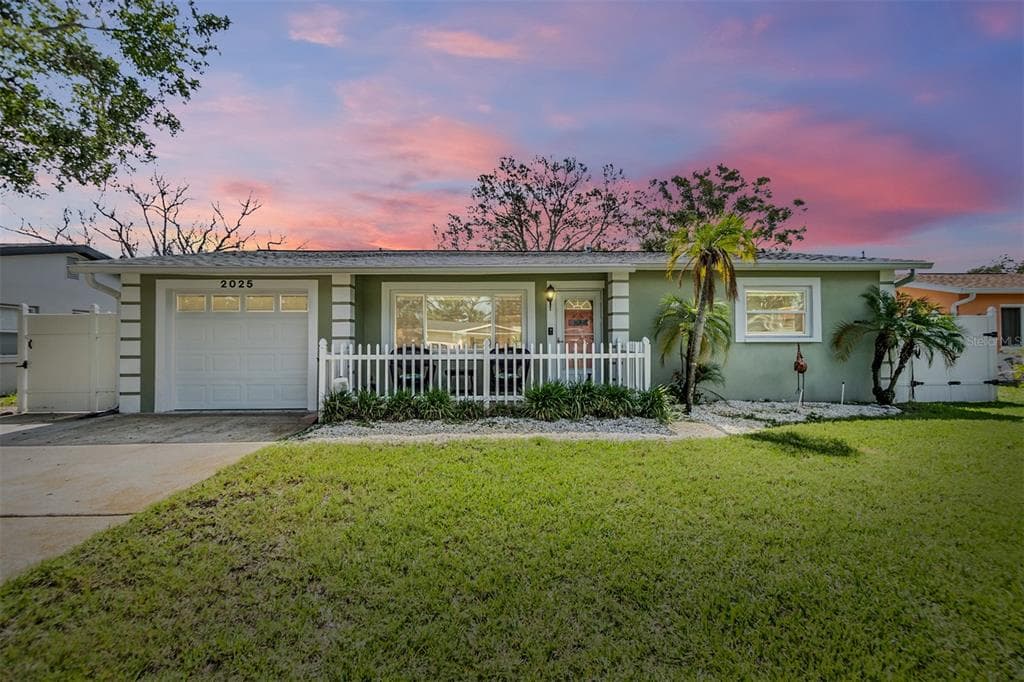 2025 JEFFERSON AVENUE - 2bd/2ba - $380,000 - DUNEDIN, FL