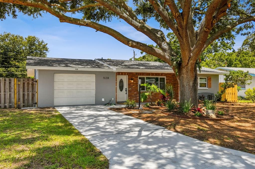 528 MANOR DRIVE - 3bd/2ba - $475,000 - DUNEDIN, FL