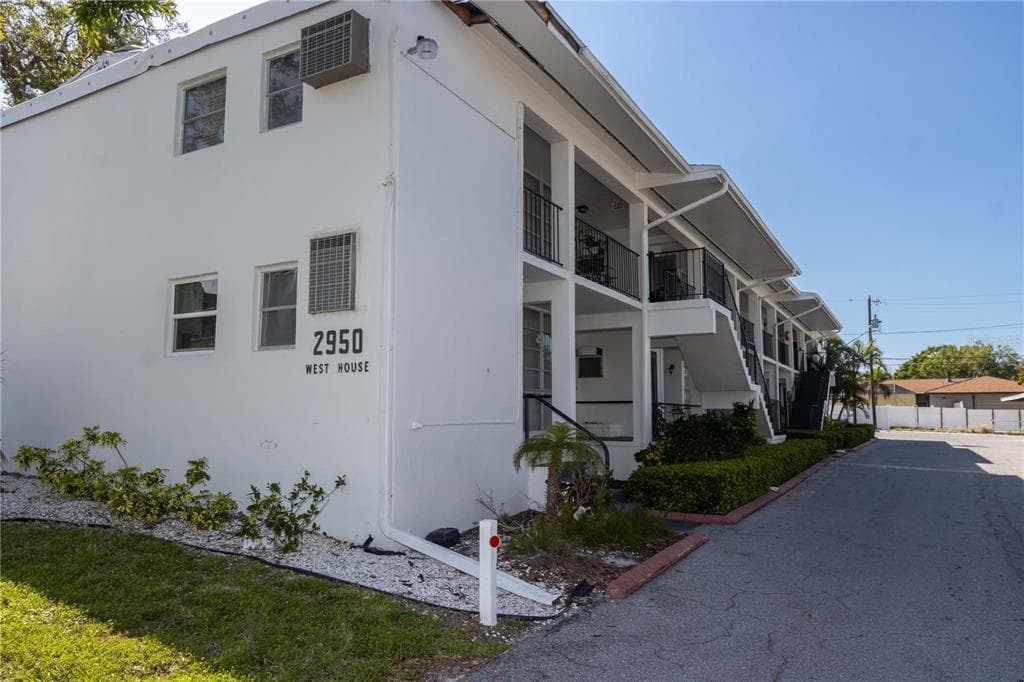 2950 WEST BAY DRIVE UNIT B5 - 1bd/1ba - $179,900 - BELLEAIR BLUFFS, FL