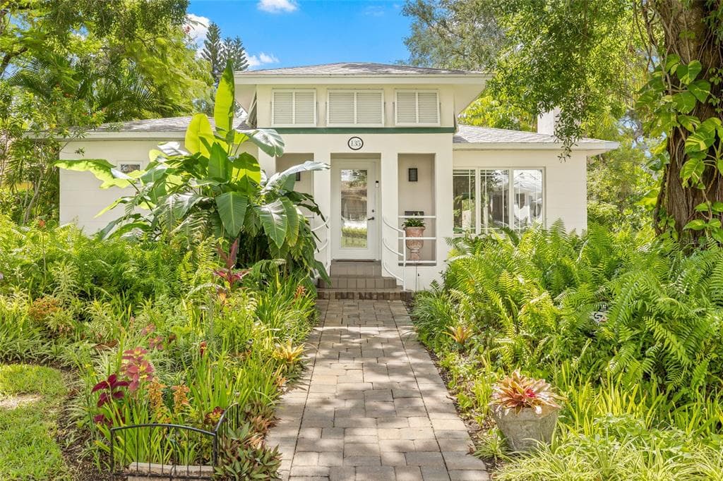 135 ARANDA STREET NE - 3bd/3ba - $850,000 - ST PETERSBURG, FL