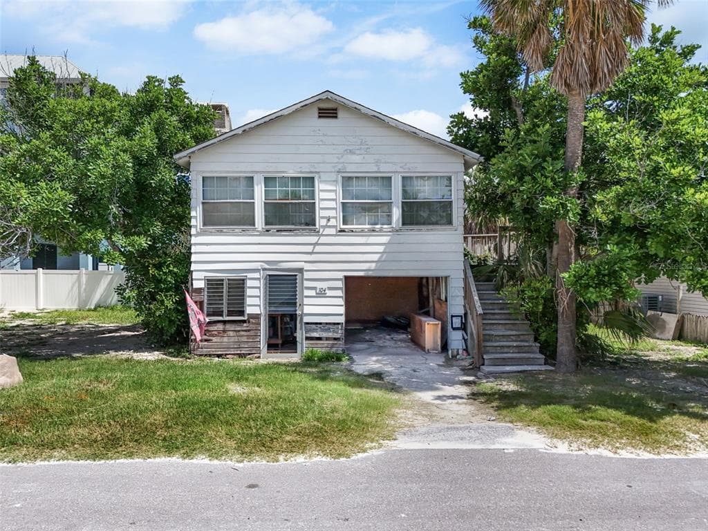 104 10TH STREET S - 2bd/2ba - $1,200,000 - BRADENTON BEACH, FL