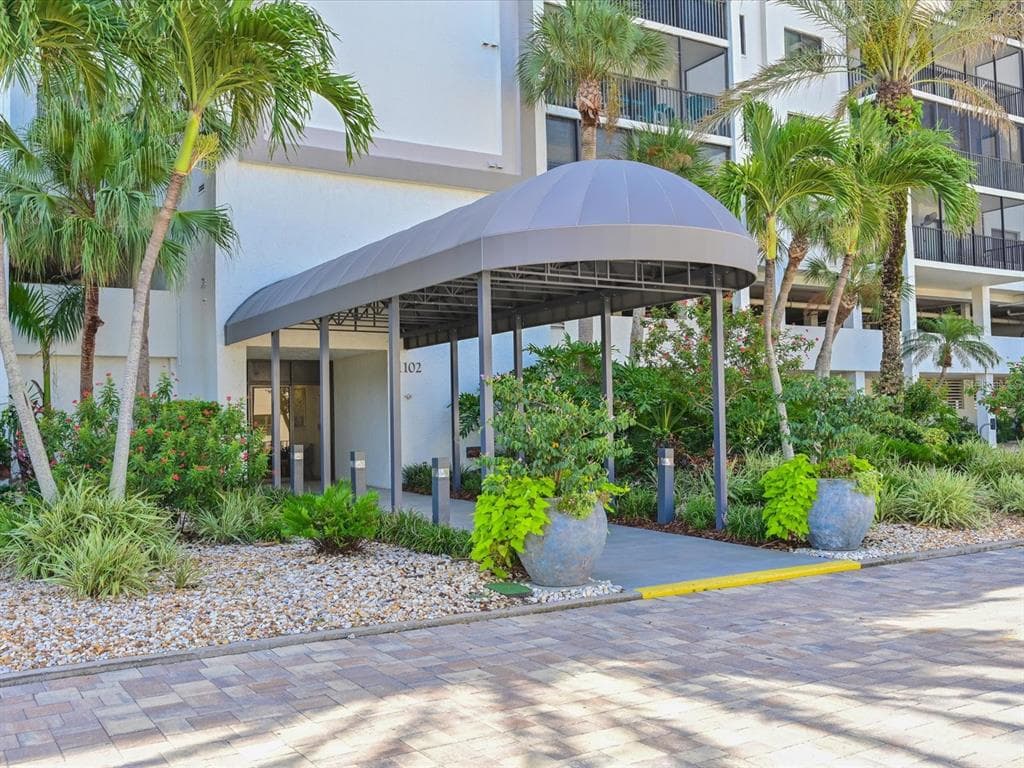 1102 BENJAMIN FRANKLIN DRIVE UNIT 310 - 3bd/3ba - $1,650,000 - SARASOTA, FL