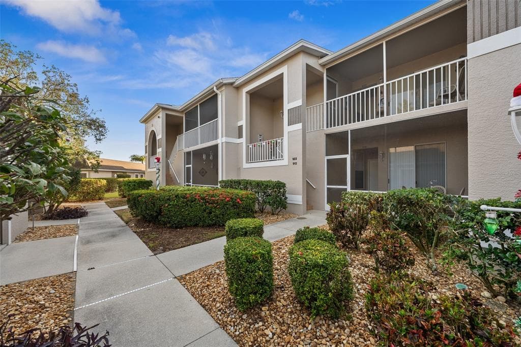 9611 CASTLE POINT DRIVE UNIT 912 - 2bd/2ba - $359,900 - SARASOTA, FL