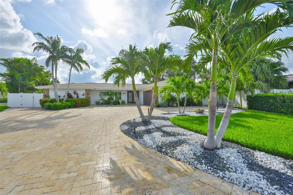 101 POINCIANA LANE - 3bd/4ba - $1,995,000 - LARGO, FL