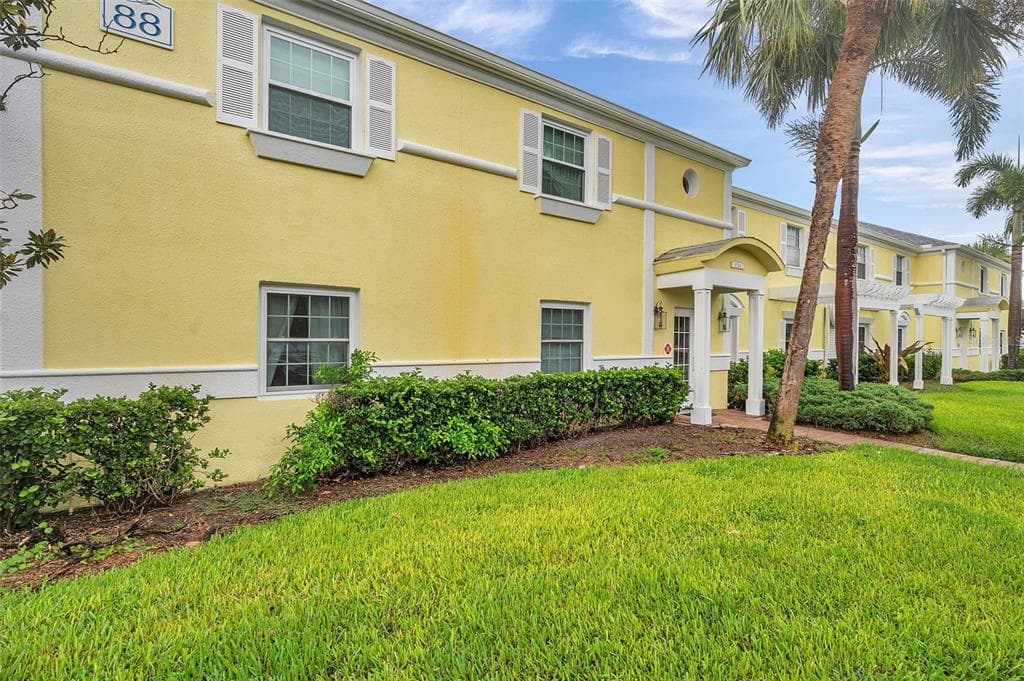 121 SEAHORSE DRIVE SE UNIT A - 2bd/2ba - $299,000 - ST PETERSBURG, FL