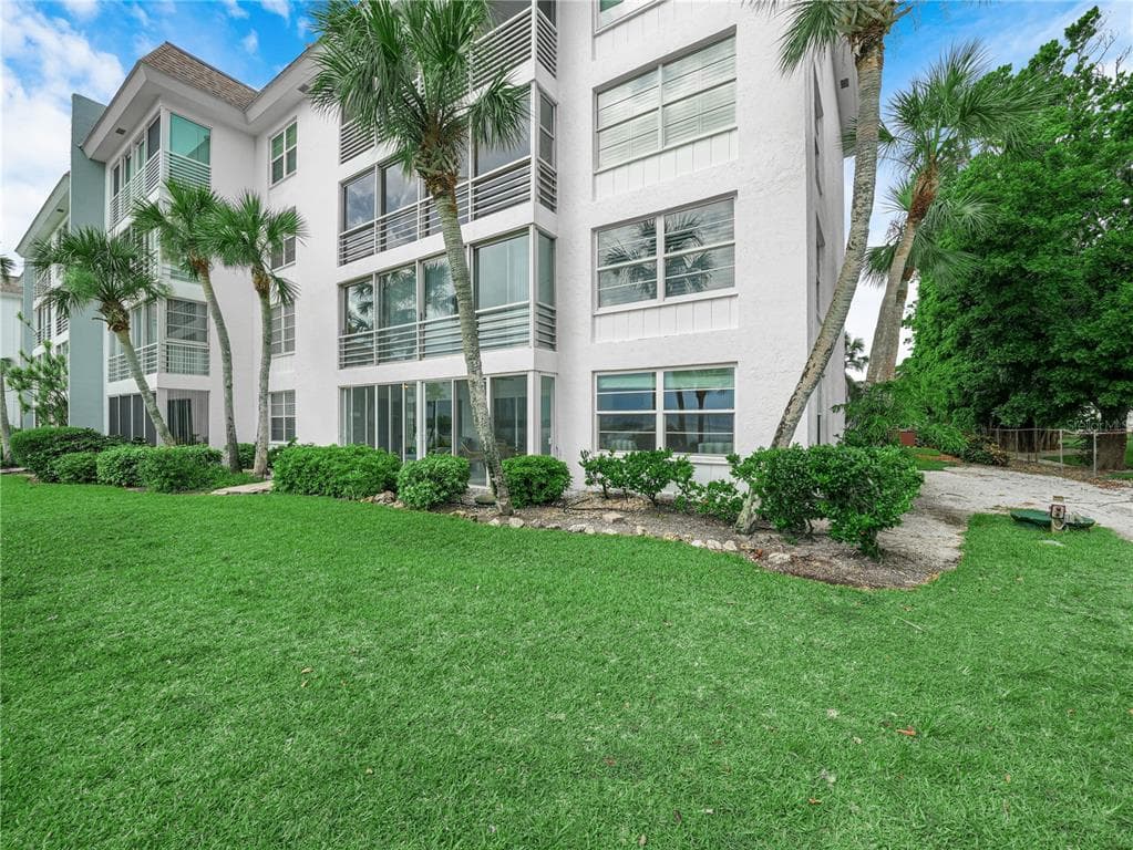 605 SUTTON PLACE UNIT 101 - 2bd/2ba - $619,000 - LONGBOAT KEY, FL