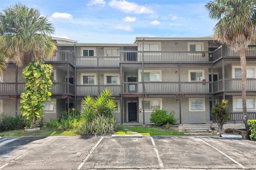 6336 NEWTOWN CIRCLE UNIT B3 - 2bd/2ba - $139,000 - TAMPA, FL