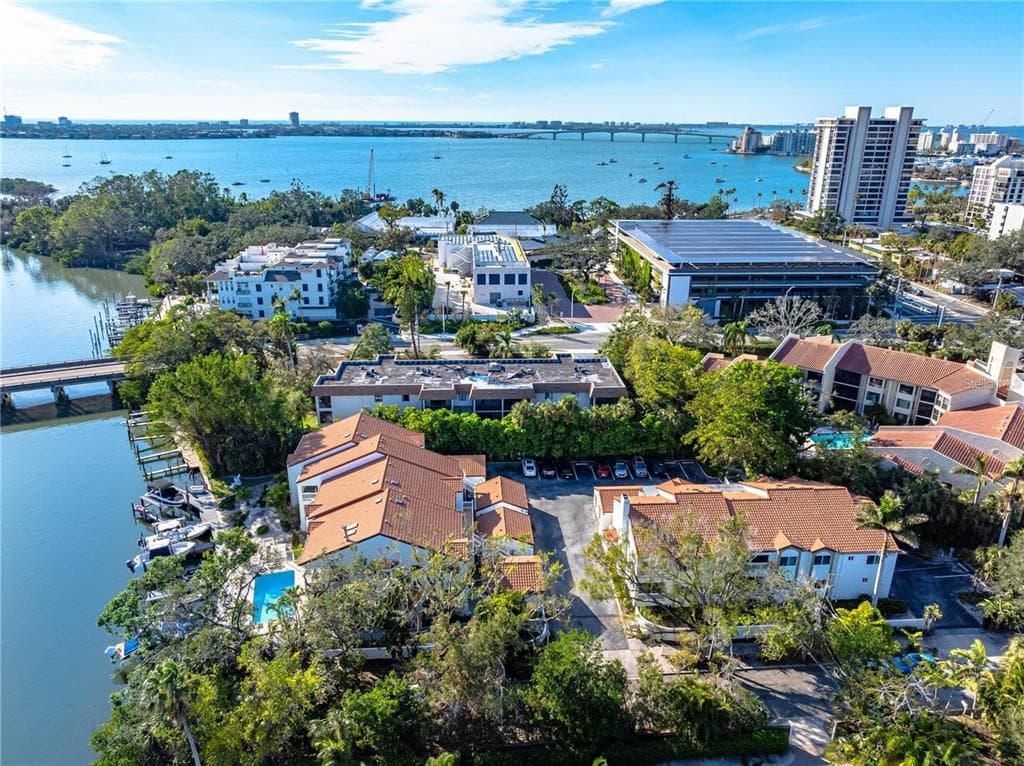 858 HUDSON AVENUE UNIT 858 - 3bd/2ba - $925,000 - SARASOTA, FL
