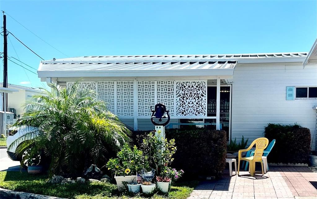 132 S PARK DRIVE - 2bd/2ba - $220,000 - VENICE, FL