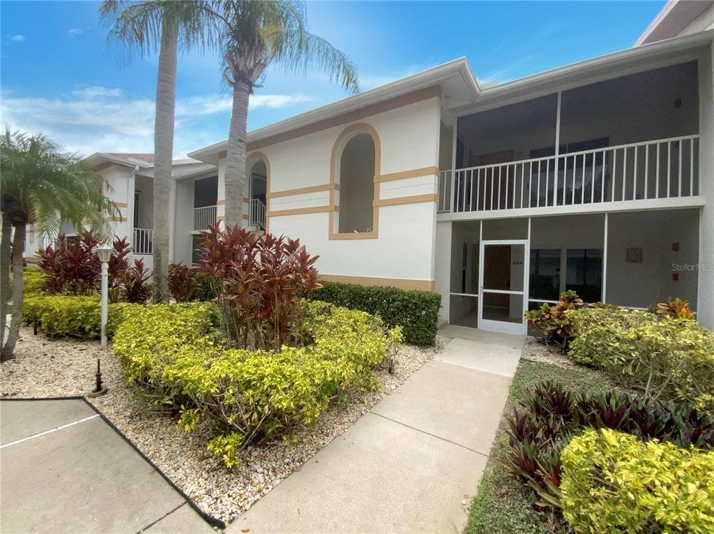 6904 DREWRYS BLUFF UNIT 810 - 2bd/2ba - $196,000 - BRADENTON, FL