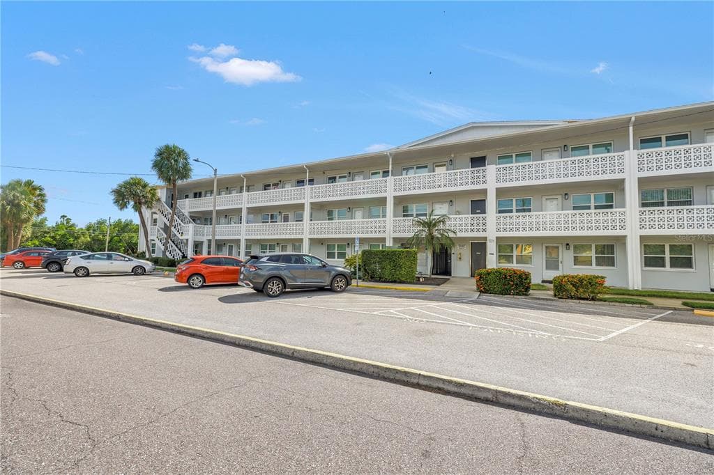 7770 DR MARTIN LUTHER KING JR STREET N UNIT 203 - 1bd/2ba - $113,000 - ST PETERSBURG, FL