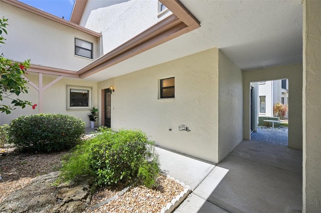 1743 LAKE PLACE UNIT 1743-B - 2bd/2ba - $199,999 - VENICE, FL