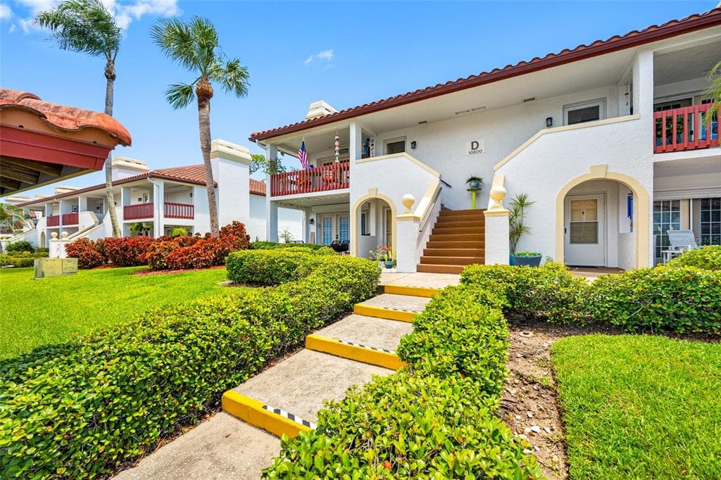 10600 VILLAGE DRIVE UNIT 201 - 2bd/2ba - $339,500 - SEMINOLE, FL